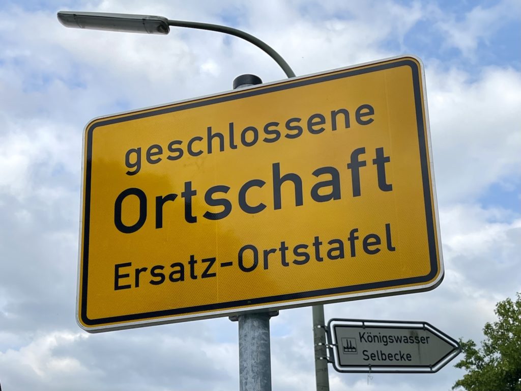 Ersatz-Ortstafel in "Kuhschisshagen"